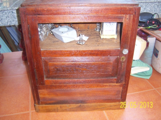 ตู้เก็บของไม้สัก เป็นตู้เก่า