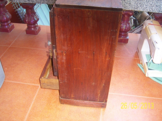 ตู้เก็บของไม้สัก เป็นตู้เก่า