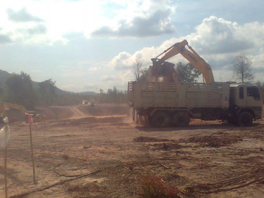 รับจ้างย้ายแผ่นดิน+ให้เช่า แบคโฮ hitachi zx 200  komutsu 7 pc200