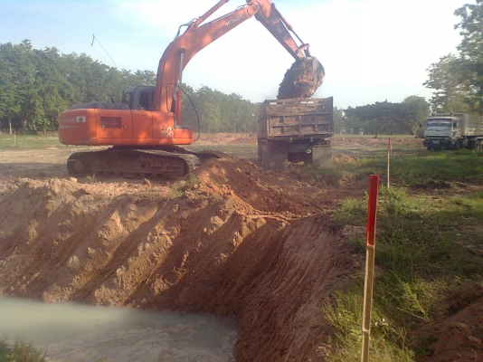 รับจ้างย้ายแผ่นดิน+ให้เช่า แบคโฮ hitachi zx 200  komutsu 7 pc200