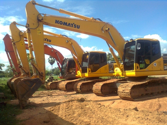 รับจ้างย้ายแผ่นดิน+ให้เช่า แบคโฮ hitachi zx 200  komutsu 7 pc200