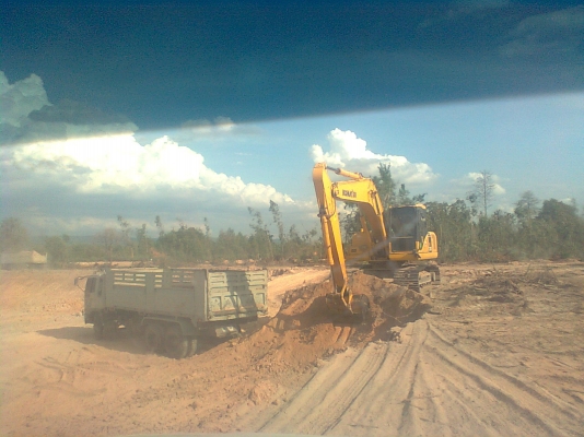 รับจ้างย้ายแผ่นดิน+ให้เช่า แบคโฮ hitachi zx 200  komutsu 7 pc200