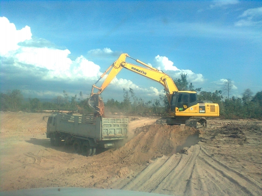 รับจ้างย้ายแผ่นดิน+ให้เช่า แบคโฮ hitachi zx 200  komutsu 7 pc200