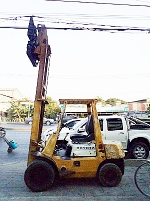 ขายรถยกโตโยต้า 2.5 ตัน เครื่องเบนซิน  งาเทด้ำ เสาสูง 3 เมตร ล้อหน้าคู่   พวงมาลัยเพาเว่อร์  สีเดิมจากนอก นำเข้าจากญี่ปุ่น ใช้งานได้ทันที