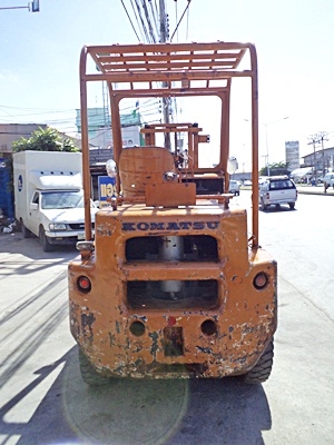 ขายรถยกโคมัสสึ 3.5 ตัน เครื่องดีเซลอีซูซุ  เสาสูง 3 เมตร พวงมาลัยเพาเว่อร์ สีเดิมจากนอก นำเข้าจากญี่ปุ่น ใช้งานได้ทันที