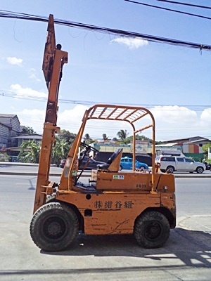 ขายรถยกโคมัสสึ 3.5 ตัน เครื่องดีเซลอีซูซุ  เสาสูง 3 เมตร พวงมาลัยเพาเว่อร์ สีเดิมจากนอก นำเข้าจากญี่ปุ่น ใช้งานได้ทันที