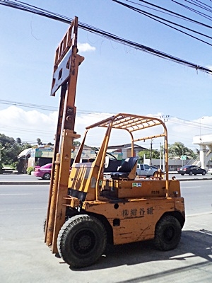 ขายรถยกโคมัสสึ 3.5 ตัน เครื่องดีเซลอีซูซุ  เสาสูง 3 เมตร พวงมาลัยเพาเว่อร์ สีเดิมจากนอก นำเข้าจากญี่ปุ่น ใช้งานได้ทันที