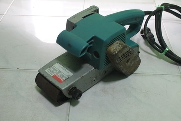 เครื่องขัดกระดาษทรายแบบสายพาน(รถถัง) makita รุ่น9924DBสภาพดีครับ