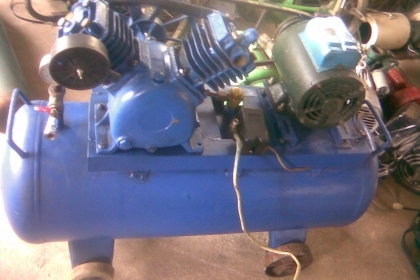 ปั้มลม หัว 1 แรง มอเตอร์ โตชิบา 1 แรงถังใหญ่ครับเป็นแบบ  2  หัวปั้มหัวขนาด  1  แรง   มอเตอร์ขนาด  1   แรงครับ  ปัมลมเร็วครับสภาพพร้อมใช้งานราคานี้คุ้มครับ