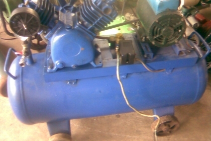 ปั้มลม หัว 1 แรง มอเตอร์ โตชิบา 1 แรงถังใหญ่ครับเป็นแบบ  2  หัวปั้มหัวขนาด  1  แรง   มอเตอร์ขนาด  1   แรงครับ  ปัมลมเร็วครับสภาพพร้อมใช้งานราคานี้คุ้มครับ