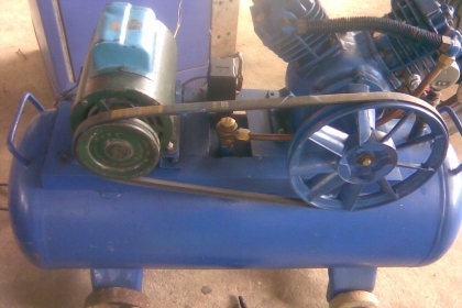 ปั้มลม หัว 1 แรง มอเตอร์ โตชิบา 1 แรงถังใหญ่ครับเป็นแบบ  2  หัวปั้มหัวขนาด  1  แรง   มอเตอร์ขนาด  1   แรงครับ  ปัมลมเร็วครับสภาพพร้อมใช้งานราคานี้คุ้มครับ