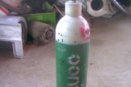 ถังออกซิเจนสภาพพร้อมใช้งานครับเป็นถังอ้วนรุ่นเล็กครับราคานี้คุ้มครับหัววาล์ดีครับ