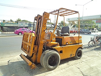 ขายรถยกโคมัสสึ 3 ตัน เครื่องดีเซลอีซูซุ งาเทด้ำ ล้อหน้าคุ่ เสาสูง 3 เมตร พวงมาลัยเพาเว่อร์ สีเดิมจากนอก นำเข้าจากญี่ปุ่น ใช้งานได้ทันที