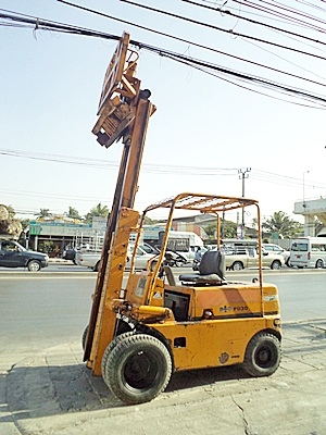 ขายรถยกโคมัสสึ 3 ตัน เครื่องดีเซลอีซูซุ งาเทด้ำ ล้อหน้าคุ่ เสาสูง 3 เมตร พวงมาลัยเพาเว่อร์ สีเดิมจากนอก นำเข้าจากญี่ปุ่น ใช้งานได้ทันที