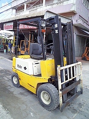 ขายรถยก1 ตัน  เครื่องเบนซิน  เกียร์ออโต้ กระบอกคู่  เสาสูง 3 เมตร  พวงมาลัยเพาเว่อร์  สีเดิมจากนอก นำเข้าจากญี่ปุ่น ใช้งานได้ทันที