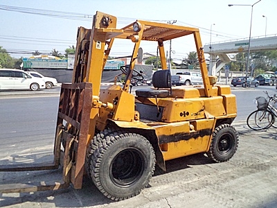 ขายรถยกโคมัสสึ 4 ตัน เครื่องดีเซลอีซูซุ  ล้อหน้าคู่  เสาสูง 3 เมตร พวงมาลัยเพาเว่อร์ สีเดิมจากนอก นำเข้าจากญี่ปุ่น ใช้งานได้ทันที