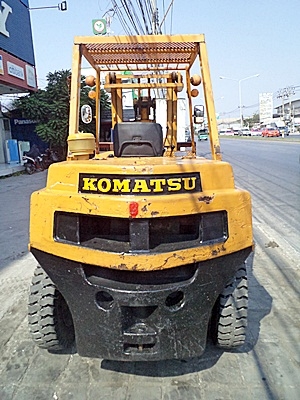 ขายรถยกโคมัสสึ 4 ตัน เครื่องดีเซลอีซูซุ  ล้อหน้าคู่  เสาสูง 3 เมตร พวงมาลัยเพาเว่อร์ สีเดิมจากนอก นำเข้าจากญี่ปุ่น ใช้งานได้ทันที