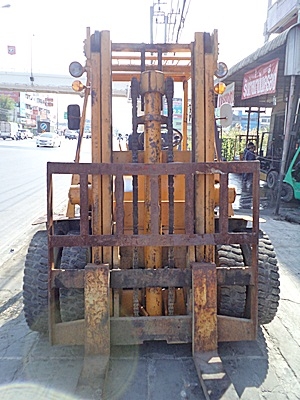 ขายรถยกโคมัสสึ 4 ตัน เครื่องดีเซลอีซูซุ  ล้อหน้าคู่  เสาสูง 3 เมตร พวงมาลัยเพาเว่อร์ สีเดิมจากนอก นำเข้าจากญี่ปุ่น ใช้งานได้ทันที