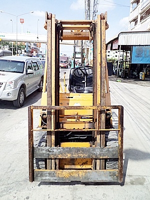 ขายรถยกโคมัสสึ 1.5 ตัน เครื่องเบนซิน  กระบอกคู่ เสาสูง 3 เมตร  พวงมาลัยเพาเว่อร์ สีเดิมจากนอก นำเข้าจากญี่ปุ่น ใช้งานได้ทันที