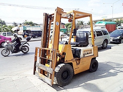 ขายรถยกโคมัสสึ 1.5 ตัน เครื่องเบนซิน  กระบอกคู่ เสาสูง 3 เมตร  พวงมาลัยเพาเว่อร์ สีเดิมจากนอก นำเข้าจากญี่ปุ่น ใช้งานได้ทันที