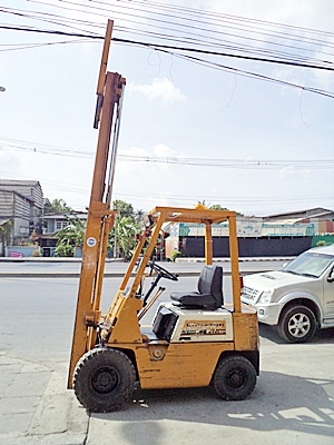 ขายรถยกโคมัสสึ 1.5 ตัน เครื่องเบนซิน  กระบอกคู่ เสาสูง 3 เมตร  พวงมาลัยเพาเว่อร์ สีเดิมจากนอก นำเข้าจากญี่ปุ่น ใช้งานได้ทันที