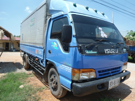 ขายด่วนหกล้อ NPR71L 135 แรงปี2548 ยาว4.3เมตรสภาพพร้อมใช้ีรบจอง 0801515451 0811838154