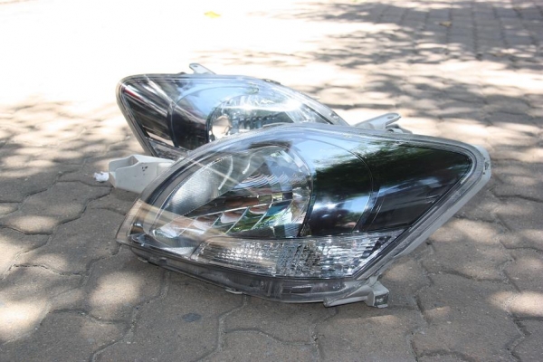 ขายไฟหน้า VIOS โคมดำ 1 คู่