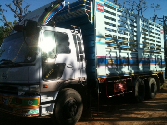 HINO FL 1J - 210 HP JO8C สิบล้อเพลาเดียว สมอเงินสุดสวย กระบะเหล็กคอกสูงเกษตรของอู่ NRM เนรมิตรการช่าง เครื่องแห้งแรงดี หัวเก๋งสีสันบางเดิมๆภายในเก๋งคอนโซลสวยเต็ม แอร์เย็น พ.เพาเวอร์ ก.ไฟฟ้า ช่วงล่างคัชซีสวย ยางสภาพดี 10 เส้นประมาณ 70\% พร้อมบรรทุกพร้อมใช้ง