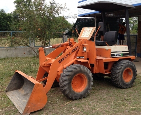 TCM 808A รถตักล้อยางเอวอ่อน สภาพสวยเหมือนรถเก่านอกเลยครับ เครื่องแน่นแรงดี ตักได้ 1.5 คิว ช่วงล่างดีเดิมๆไม่มีปัญหาเลยครับ ยางสภาพดี 4 เส้นหน้าหลังประมาณ 80\% พร้อมทำงานได้เลย ราคาต่อรองได้ครับ