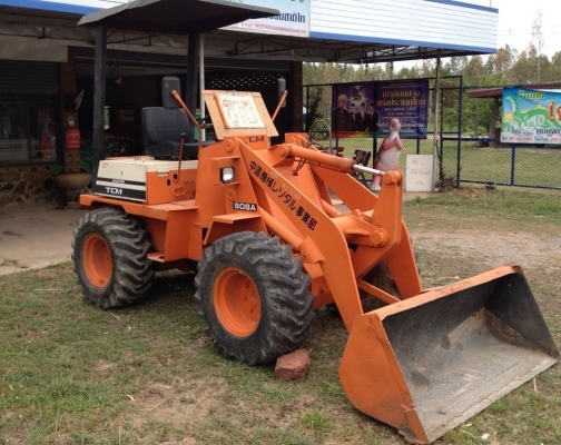 TCM 808A รถตักล้อยางเอวอ่อน สภาพสวยเหมือนรถเก่านอกเลยครับ เครื่องแน่นแรงดี ตักได้ 1.5 คิว ช่วงล่างดีเดิมๆไม่มีปัญหาเลยครับ ยางสภาพดี 4 เส้นหน้าหลังประมาณ 80\% พร้อมทำงานได้เลย ราคาต่อรองได้ครับ TCM 808A รถตักล้อยางเอวอ่อน สภาพสวยเหมือนรถเก่านอกเลยครับ เครื่องแน่นแรงดี ตักได้ 1.5 คิว ช่วงล่างดีเดิมๆไม่มีปัญหาเลยครับ ยางสภาพดี 4 เส้นหน้าหลังประมาณ 80\% พร้อมทำงานได้เลย ราคาต่อรองได้ครับ