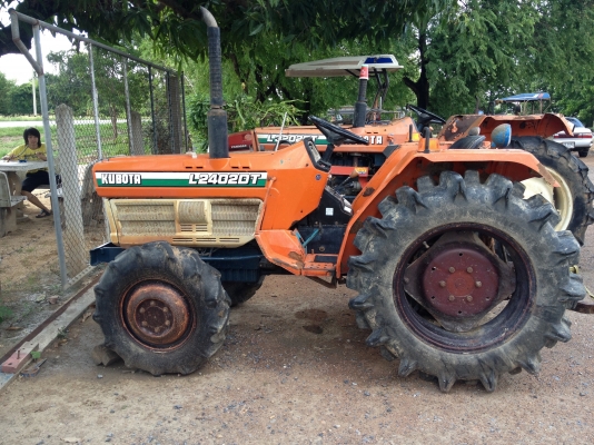 ขายคูโบต้าL2402 4WDราคาต่อรองได้คับสมใจโท088-4267077(แอ๊ป)