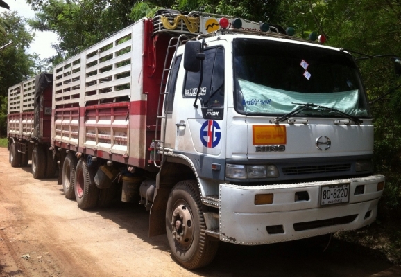 HINO FM 2K - 260 HP K13D ปี 43 รถพ่วงแม่+ลูก กระบะเหล็กคอกเกษตรไม่ดั๊มพ์ของอู่สหกิจทั้งแม่ทั้งลูก ลูก 2 เพลาความยาว 6.20 เมตร เครื่องแรงดีไม่มีเยิ้ม ภายในเก๋งสวยครบ แอร์เย็น พ.เพาเวอร์ ก.ไฟฟ้า เบรคทริ๊ปฟี้ ช่วงล่างแน่นคัชซีสวยทั้งแม่ทั้งลูก ยางสภาพดี 70\%