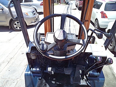 ขายรถยกโตโยต้า 1.5 ตัน รุ่น5 เครื่องเบนซิน   กระบอกคู่ ยางตันใหม่ เสาสูง 3 เมตร  พวงมาลัยเพาเว่อร์  สีเดิมจากนอก นำเข้าจากญี่ปุ่น ใช้งานได้ทันที