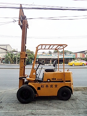 ขายรถยกโคมัสสึ 2 ตัน รุ่น6 เครื่องเบนซิน   เสาสูง 3 เมตร  ล้อหน้าคุ่ พวงมาลัยเพาเว่อร์  สีเดิมจากนอก นำเข้าจากญี่ปุ่น ใช้งานได้ทันที