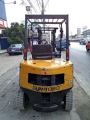 ขายรถยกSUMITOMO 2 ตัน (รุ่นใหม่)  เครื่องดีเซล กระบอกคู่ เสาสูง 3 เมตร ยางตันใหม่ 4 ล้อ  พวงมาลัยเพาเว่อร์  สีเดิมจากนอก นำเข้าจากญี่ปุ่น ใช้งานได้ทันที