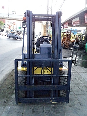 ขายรถยกโคมัสสึ 2 ตัน รุ่น11 เครื่องเบนซิน กระบอกคู่  เสาสูง 3 เมตร  พวงมาลัยเพาเว่อร์  สีเดิมจากนอก นำเข้าจากญี่ปุ่น ใช้งานได้ทันที