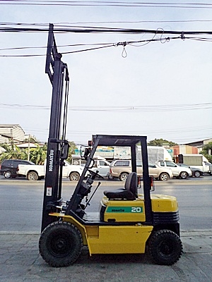 ขายรถยกโคมัสสึ 2 ตัน รุ่น11 เครื่องเบนซิน กระบอกคู่  เสาสูง 3 เมตร  พวงมาลัยเพาเว่อร์  สีเดิมจากนอก นำเข้าจากญี่ปุ่น ใช้งานได้ทันที