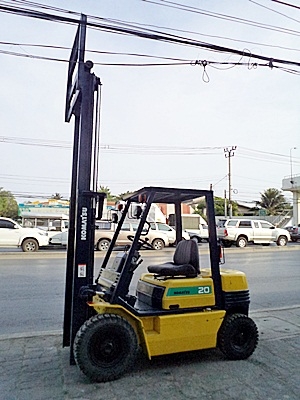 ขายรถยกโคมัสสึ 2 ตัน รุ่น11 เครื่องเบนซิน กระบอกคู่  เสาสูง 3 เมตร  พวงมาลัยเพาเว่อร์  สีเดิมจากนอก นำเข้าจากญี่ปุ่น ใช้งานได้ทันที