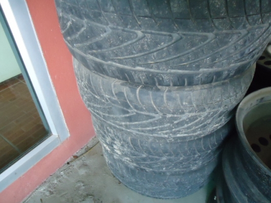 ขายล้อแม็กซ์พร้อมยาง NITTO 195/55R 15  ของรถโตโยต้า วีออส (TOYOTA VIOS) สภาพดีทุกล้อ ราคาถูกๆ เพียง 4,000.-เชียงใหม่ครับ