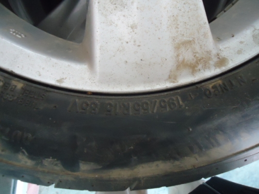 ขายล้อแม็กซ์พร้อมยาง NITTO 195/55R 15  ของรถโตโยต้า วีออส (TOYOTA VIOS) สภาพดีทุกล้อ ราคาถูกๆ เพียง 4,000.-เชียงใหม่ครับ