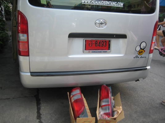 ไฟท้ายรถตู้ตัวใหม่ ถอดจากป้ายแดง ไม่มีตำหนิ 95\%