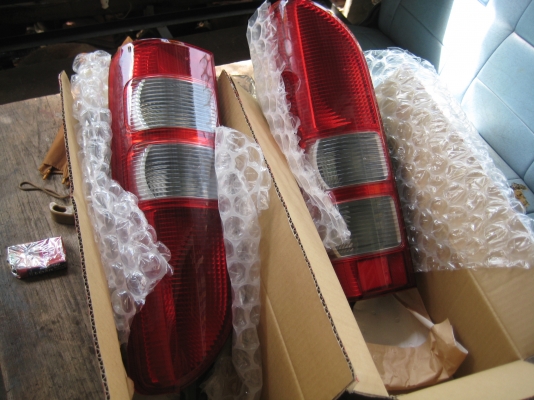 ไฟท้ายรถตู้ตัวใหม่ ถอดจากป้ายแดง ไม่มีตำหนิ 95\%