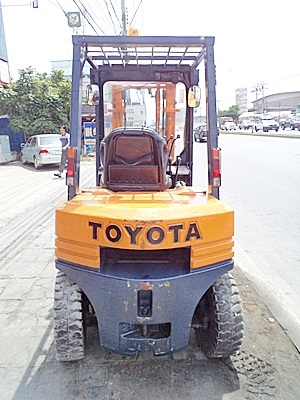 ขายรถยกโตโยต้า 2 ตัน รุ่น5 เครื่องเบนซิน   กระบอกคู่ งาหมุ่น 360 องศายางตัน เสาสูง 3 เมตร  พวงมาลัยเพาเว่อร์  สีเดิมจากนอก นำเข้าจากญี่ปุ่น ใช้งานได้ทันที