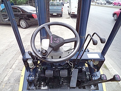 ขายรถยกโคมัสสึ 2 ตัน รุ่น11 เครื่องเบนซิน กระบอกคู่  เสาสูง 4 เมตร  พวงมาลัยเพาเว่อร์  สีเดิมจากนอก นำเข้าจากญี่ปุ่น ใช้งานได้ทันที