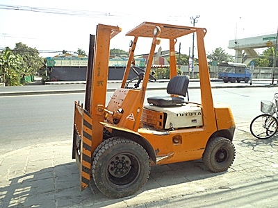 ขายรถยกโตโยต้า 2.5 ตัน เครื่องเบนซิน  เสาสูง 3 เมตร ล้อหน้าคู่   พวงมาลัยเพาเว่อร์  สีเดิมจากนอก นำเข้าจากญี่ปุ่น ใช้งานได้ทันที