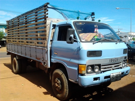 ขาย 6ล้อช่วงยาว ISUZU KS31 รุ่นพิเศษ 5เมตร ปี30/87 เครื่อง4BB1 100HPแห้งๆ แรงดี เกียร์ร็อคเสื้อลาย ช่วงล่างแน่น คัสซีสวยเสริมเหล็กบนแข็งแรง Fหน้า-หลัง สโลว กระบะยาว5.0ม.คอกไม้สวยแข็งแรง ยางสวย6เส้น หัวดีภายในดีคอนโซลครบ พร้อมใช้ พร้อมลุยงาน ราคาต่อรองได้ค