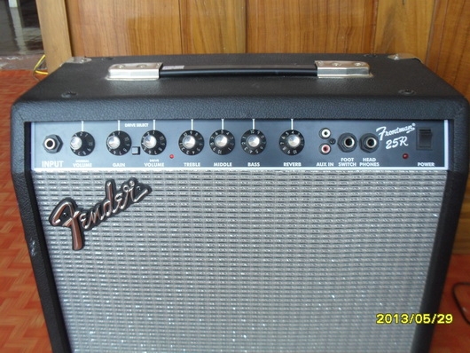 ขายตู้แอมป์กีตาร์ FENDER รุ่น 25R เสียงดีมาก สภาพใหม่พร้อมกล่อง คุณภาพเสียงเกินราคา