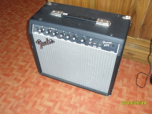 ขายตู้แอมป์กีตาร์ FENDER รุ่น 25R เสียงดีมาก สภาพใหม่พร้อมกล่อง คุณภาพเสียงเกินราคา