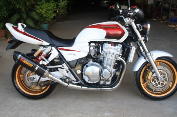 ขาย CB 1300 ปี 2002 เครื่องบรอน สรรพสามิตแท้ สวยเวอร์ ท่อสูตร Akrapovic 145000