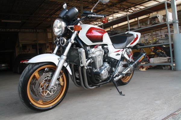 ขาย CB 1300 ปี 2002 เครื่องบรอน สรรพสามิตแท้ สวยเวอร์ ท่อสูตร Akrapovic 145000